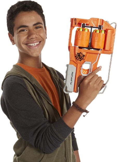 Ado avec un pistolet à fléchettes en mousse Nerf flipfury