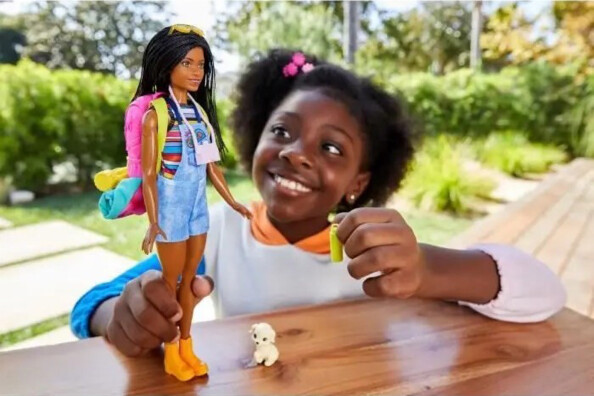 Fille avec la poupée Barbie Brooklyn camping et son chiot