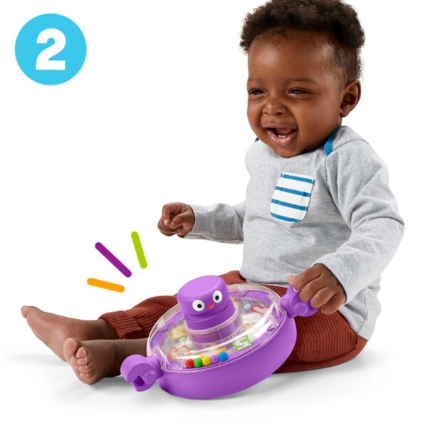 Bébé avec robot d'éveil : tapoter et balancer