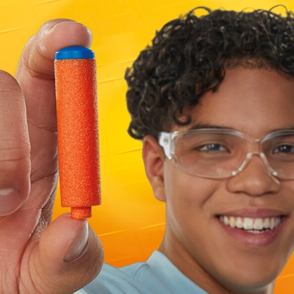 un enfant tient une fléchette Nerf N entre ses doights