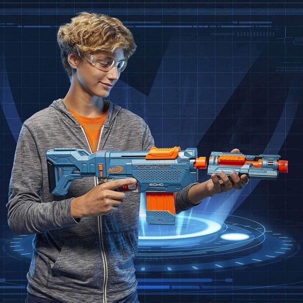 Enfant ajoute son canon amovible à son Nerf Echo CS-10
