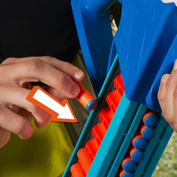 Chargement des flèchettes N dans le chargeur du Nerf Infinte