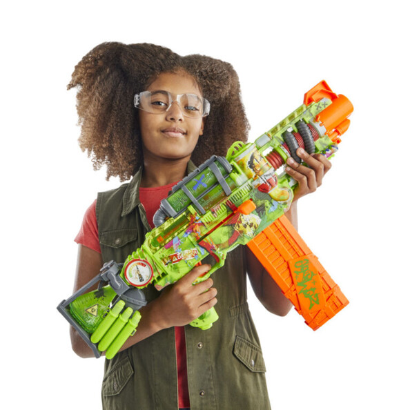 Fille avec grand blazster Nerf Zombie Corrupter