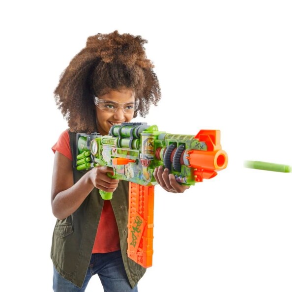 Fille tire une fléchette en mousse avec le Nerf Zombie Corrupter