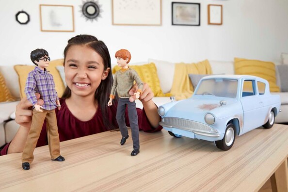 Fille s'amuse avec la Voiture Volante de Harry et Ron