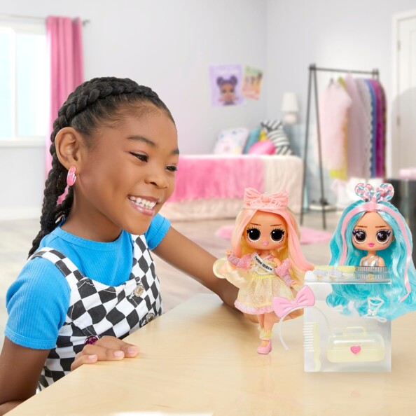 filles s'amuse avec la pouée Waves Winnie LOL