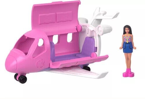 Avion jouet rose et blanc à côté d'une poupée brune en haut à cœur et jupe bleue