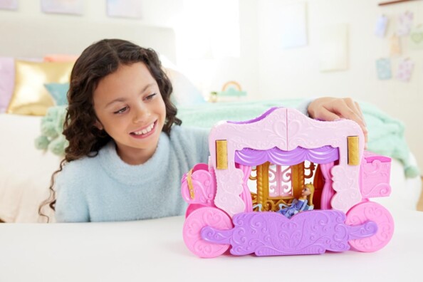 Fille s'amuse avec le carosse transformable Disney