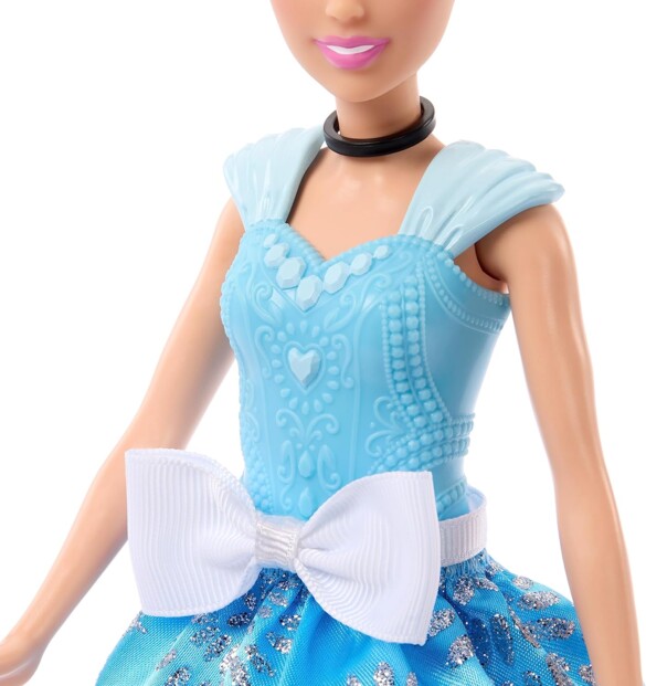 Zoom sur la tenue de cendrillon et son gros noeud à la taille