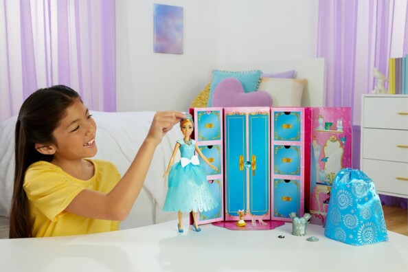 Fille s'amuse avec Cendrillon et son dressing royal