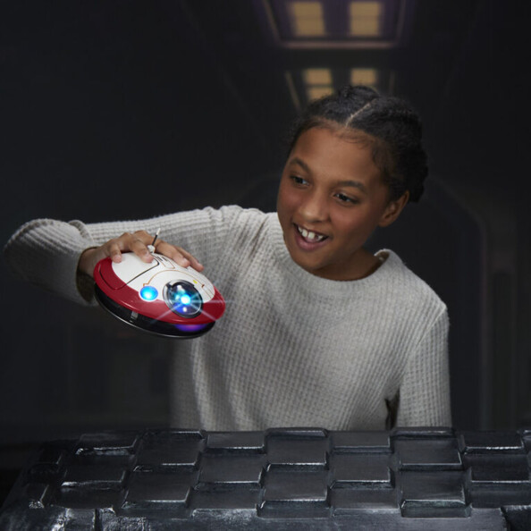 Fille s'amuse avec figurine Lola Interactive en main