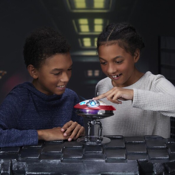 Enfants avec figurine animatronique L0-LA59
