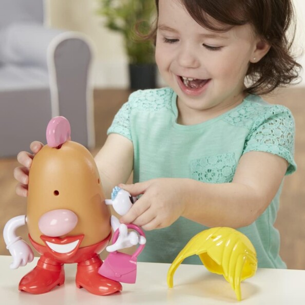 Fille assemble des pièces de Madame Patate