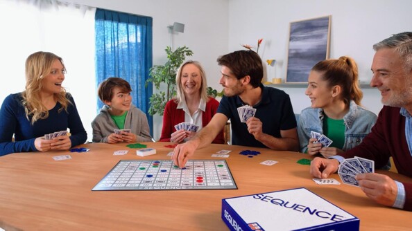 Personnes s'affontent au jeu de startégie Séquence