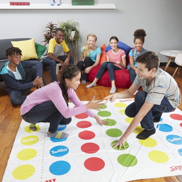 Enfants s'amusent avec la version géante du célèbre Twister