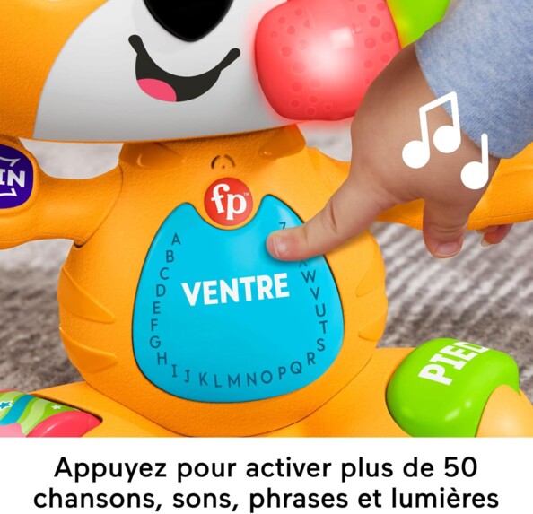Pression sur le ventre du jouet d'éveil tigre par le doigt d'un bébé sur un tapis