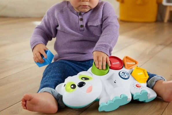 Un bébé manipule les formes du jouet Ours Polaire Linkimals