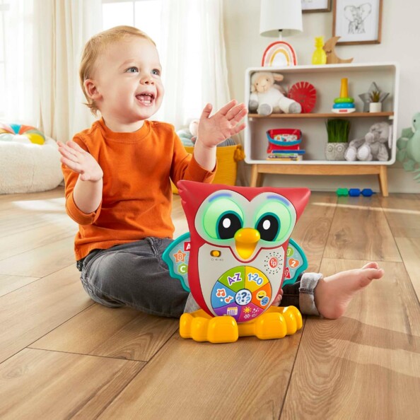 Bébé s'amuse avec Linkimals Élisabeth la Chouette