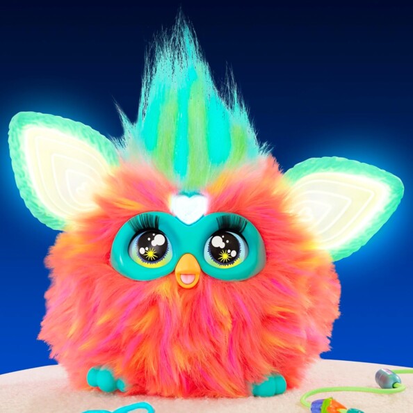 Peluche électronique Furby corail, yeux brillants et cœur lumineux sur le front