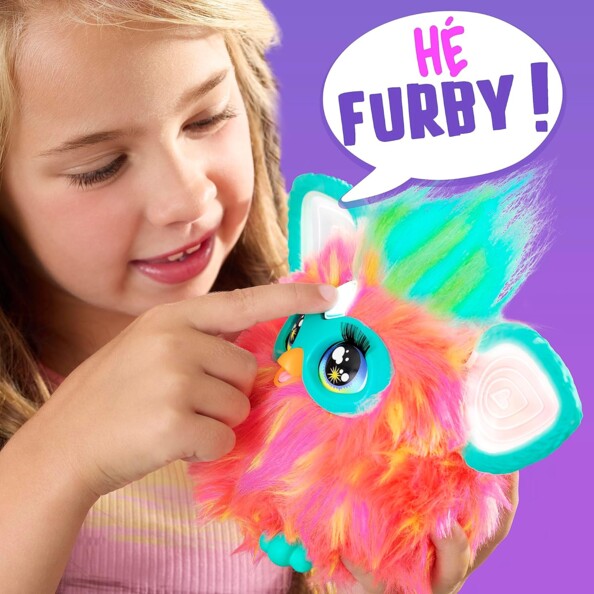 Nounours interactif Furby caressé par une fillette blonde, interaction avec le capteur