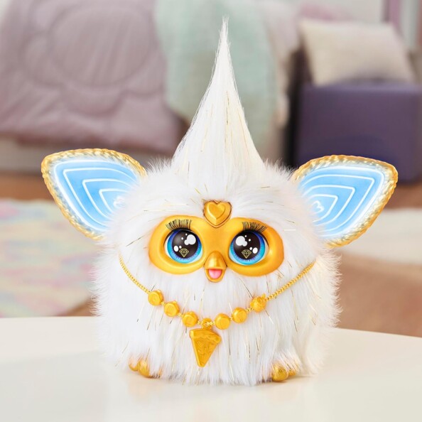 Compagnon interactif Furby, gros plan visage kawaii avec yeux bleus et oreilles translucides