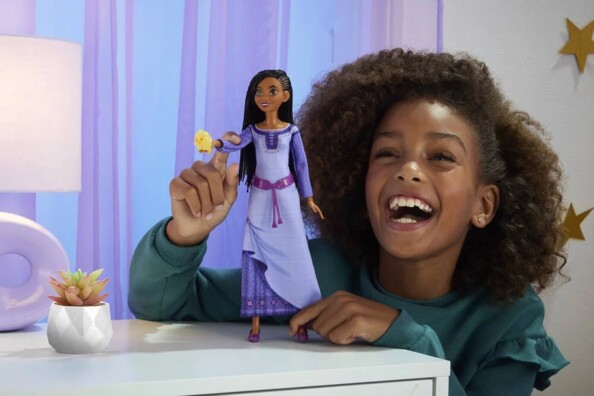 Fille s'amuse avec la figurine articulée Asha de Wish