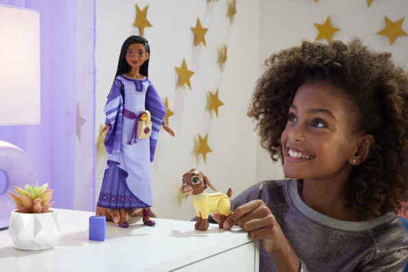 Jeune fille souriante jouant dans sa chambre avec la poupée Wish Asha du Royaumes des Rosas et son compagnon Valentino