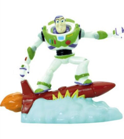 Figurine Buzz l’Éclair sur fusée rouge avec flammes orange et socle nuage bleu sur fond blanc