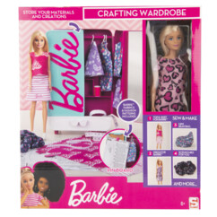 Poupée Barbie vêtue d'une robe violette à motifs floraux blancs et chaussures blanches du kit mode