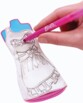 Kit design Barbie, main coloriant une robe sur mannequin avec feutre rose