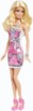 Figurine mode Barbie en robe blanche imprimé bleu, escarpins roses