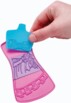 Atelier créatif Barbie avec étui et plaques de motifs, main tenant une pièce turquoise
