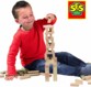 Enfant construisant une tour en blocs de bois naturel SES Creative avec logo marque