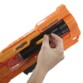 Chargement du barillet rotatif automatique à 6 flechettes coloris noir du blaster Vagabond à la main fléchette par fléchette