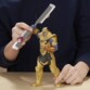 Main tenant l’épée de Thanos avec accessoire rouge, figurine en armure dorée Hasbro Avengers