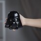 Casque miniature Simon Dark Vador, tenu dans une main droite pour montrer l'échelle