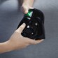 Casque Simon Dark Vador avec bande lumineuse verte, tenu par deux mains