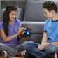 Jeu Simon Star Wars Dark Vador, fille tenant le casque lumineux avec un garçon assis à côté