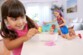Une petite fille s'amuse avec la Barbie Skipper Baby-Sitter FXH05.