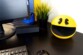 Branchez la station de charge sans fil Pac-Man sur prise secteur ou sur le port USB d'un ordinateur.