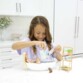 Enfant s'amuse avec le set Barbie bain relaxant