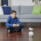 Un jeune garçon qui joue avec le droïde D-O Star Wars.