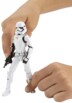 Figurine Stormtrooper avec blaster tenue par deux mains adulte et enfant