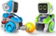 Affrontement entre deux robots Kickabots durant un match de foot.