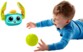 Un petit garçon qui joue à la balle avec Rovi mon copain de jeu Fisher Price.
