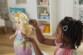 Enfant coiffe la pricesse Ellie Baby Alive
