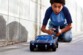 Enfant qui pilote la batmobile avec une télécommande