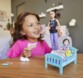 Fille s'amuse avec le coffret Barbie baby-sitter