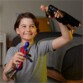 Enfant joue avec des figurines DC de 30 cm