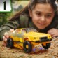 Fille avec véhicule véhicule Camaro tout-terrain